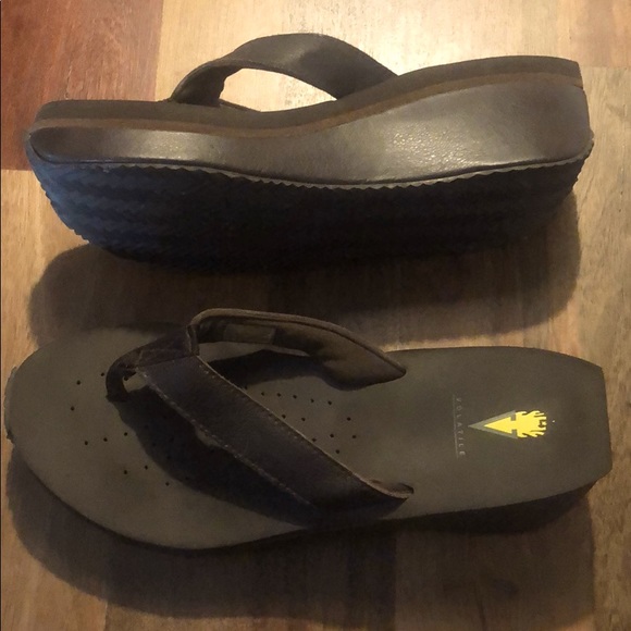 Volatile platform flip flops dark brown size 11.